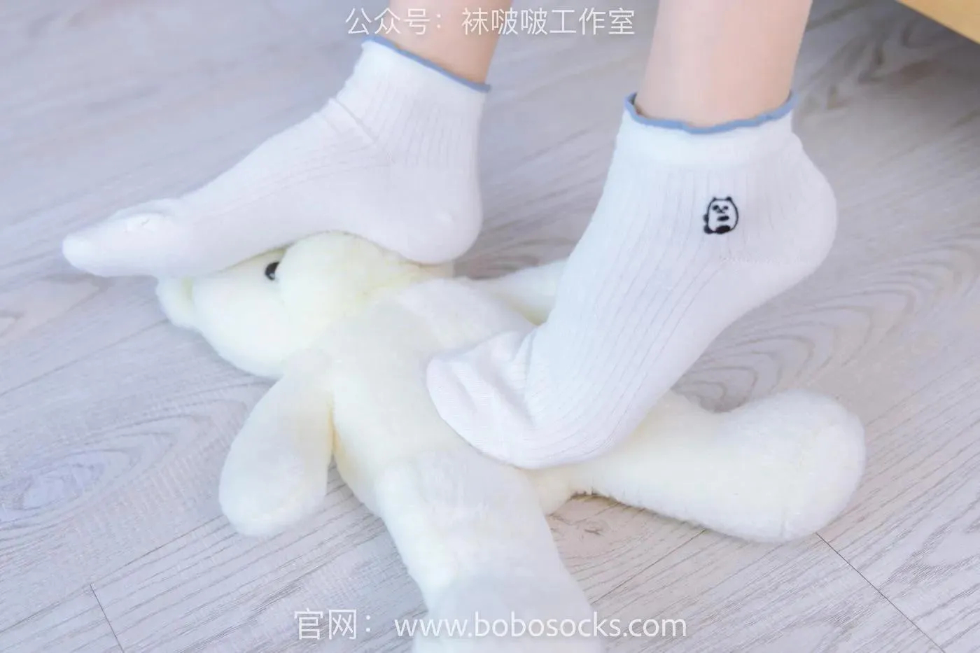 [BoBoSocks袜啵啵]NO.118 稚予-运动鞋、白棉袜、肉丝、踩小熊玩偶 [140P]插图5